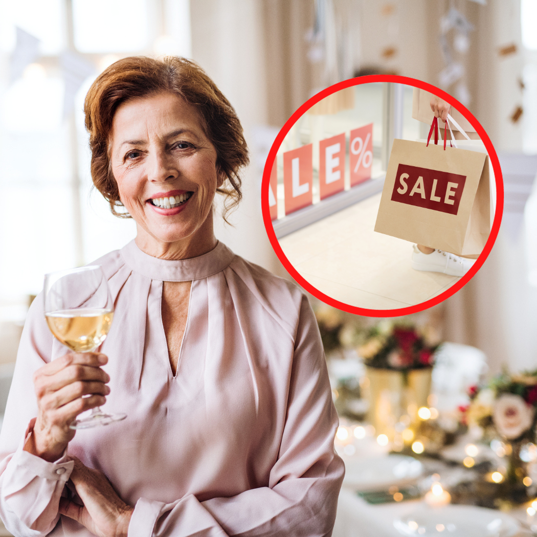 To najlepsza bluzka dla 50-latki na wigilię. Odmładza i dodaje klasy, a na Black Friday kupisz ją taniej